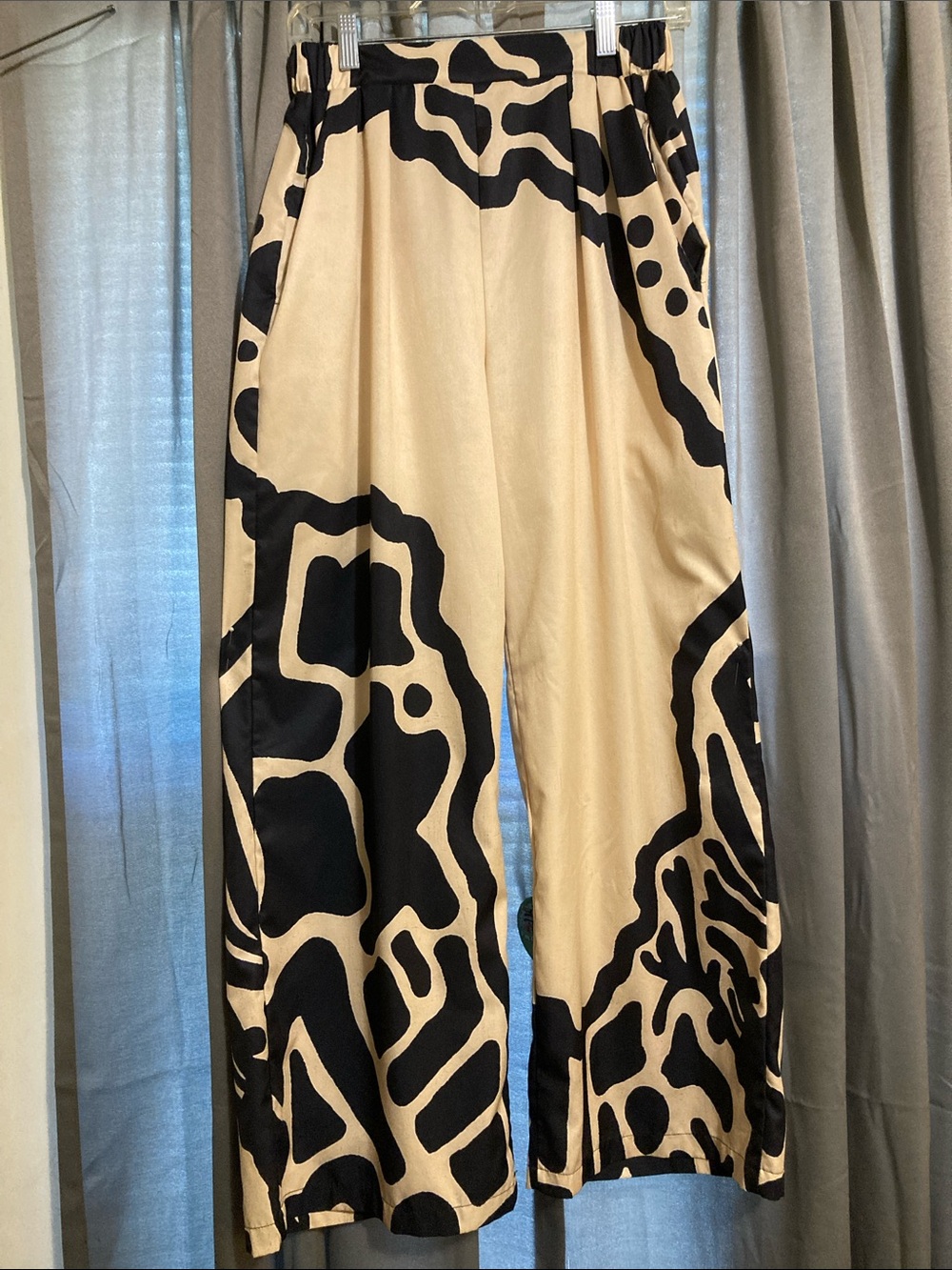 Women's Beige and Black Wide Leg Patterned Pants
SIZE M